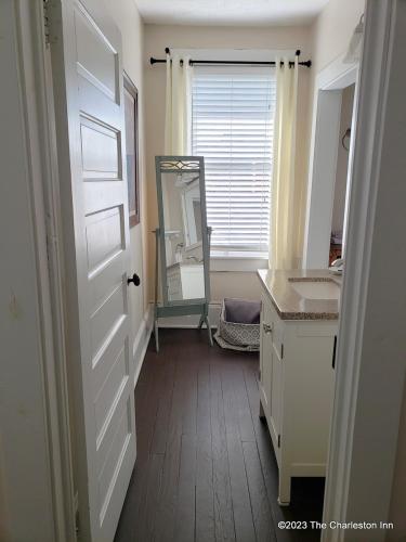 Gambar di galeri bagi The Charleston Inn Hendersonville NC di Hendersonville