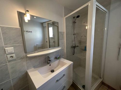 Ένα μπάνιο στο 652 - Appartement avec terrasse à Erquy Centre, dans une résidence récente à 100m de la plage