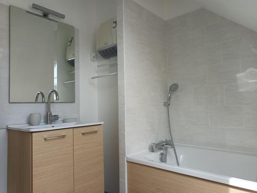 une salle de bain avec une douche, une baignoire et un lavabo dans l'établissement 654 - Charmante maison à Erquy, à environ 1km200 du centre des commerces et des plages, à Erquy