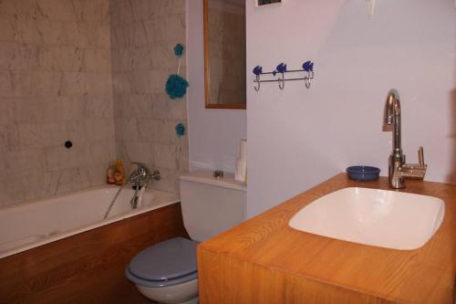 uma casa de banho com um lavatório, um WC e uma banheira em 655 - Appartement à Erquy, en centre bourg à 300m de la plage du centre em Erquy