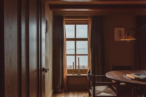 a room with a table and a window with a view at De Durgerdam, Amsterdam in Amsterdam
