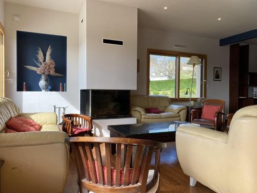 un salon rempli de meubles et d'une cheminée dans l'établissement 662 - Grande et Magnifique maison vue mer pour séjour en famille, à Erquy