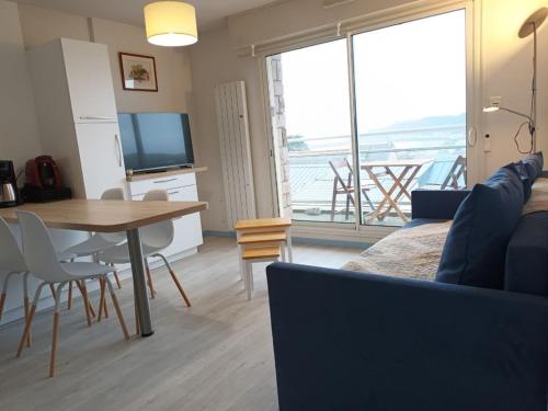 TV/Unterhaltungsangebot in der Unterkunft 664 - Bel appartement à Erquy, à 400m de la plage du centre offrant une vue en hauteur du Port