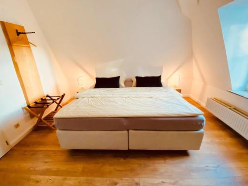 sypialnia z łóżkiem na poddaszu w obiekcie Harzträume No2 Französische Kommandantur w mieście Wernigerode