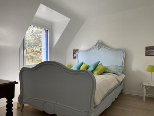 - un lit blanc avec des oreillers verts dans une chambre dans l'établissement 700 - Charmante maison A ERQUY, Domaine privé de LANRUEN face à la plage, à Le Val