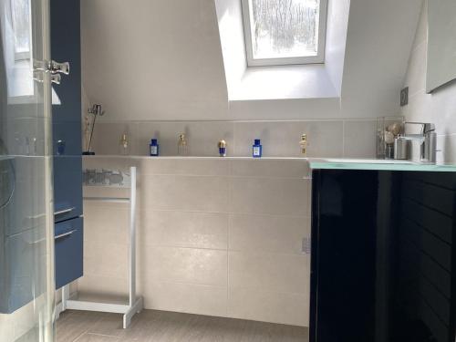 une cuisine avec un évier et une fenêtre dans l'établissement 700 - Charmante maison A ERQUY, Domaine privé de LANRUEN face à la plage, à Le Val