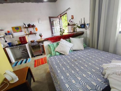 戈亞斯州上帕萊索的住宿－Chalé dos Lírios，一间卧室配有一张床和镜子