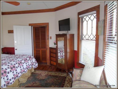 Katil atau katil-katil dalam bilik di The Charleston Inn Hendersonville NC