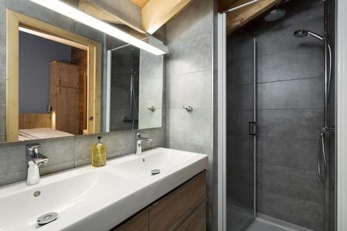 een badkamer met een wastafel en een douche bij Mont royal - Apt B304 - BO Immobilier in Châtel