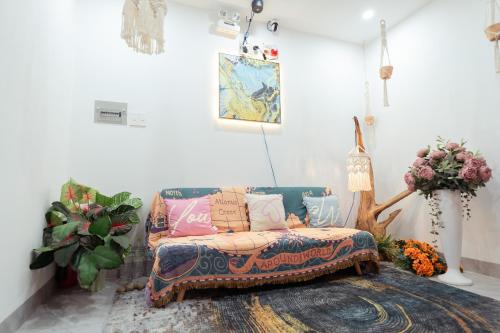 ein Wohnzimmer mit einem Sofa mit Kissen darauf in der Unterkunft The Sophia Apartment - Thao Dien Central in Ho-Chi-Minh-Stadt