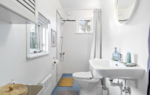 Et badeværelse på Gorgeous Home In Kalundborg With Kitchen