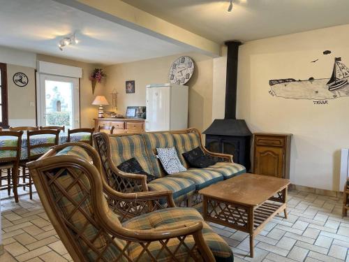 - un salon avec un canapé et une cuisinière dans l'établissement 703 - Charmante maison du Domaine de Lanruen, les pieds dans l'eau, à Erquy