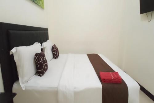 En eller flere senge i et værelse på OYO 93526 Cut Nyadin Syariah