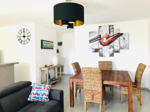 un salon avec une table et un canapé dans l'établissement Appartement Les terrasses Calvi, à Calvi