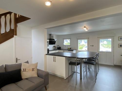 une cuisine et un salon avec une table et un canapé dans l'établissement 704 - Belle maison au Domaine de LANRUEN, résidence privée face à la plage, à Le Val