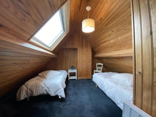 - une chambre mansardée avec 2 lits et une fenêtre dans l'établissement 704 - Belle maison au Domaine de LANRUEN, résidence privée face à la plage, à Le Val