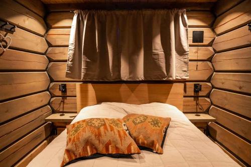 a bedroom with a bed in a log cabin at ElveRo Lodge in Trysil