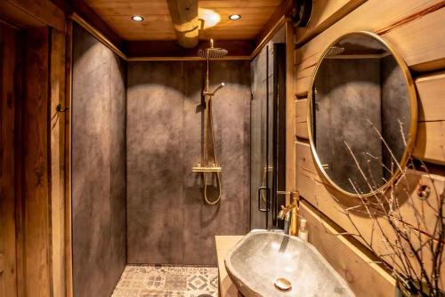 bagno con lavandino e specchio di ElveRo Lodge a Trysil