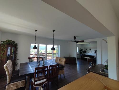 ハノーファーシュ・ミュンデンにあるFerienwohnung Auszeitのテーブルと椅子のあるダイニングルームとリビングルーム