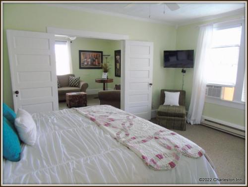 Katil atau katil-katil dalam bilik di The Charleston Inn Hendersonville NC