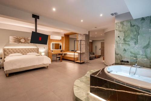 1 dormitorio con 1 cama y bañera en una habitación en Smaragdi Luxury Jacuzzi Apartment Noho Premium Living en Athens