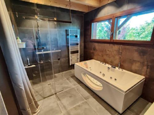 y baño con bañera, ducha y aseo. en Svea Lodge, en Thollon-les-Mémises