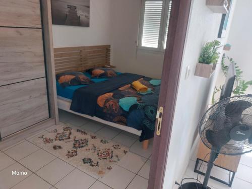 ein kleines Schlafzimmer mit einem Bett und einem Spiegel in der Unterkunft Turquoise in Cayenne