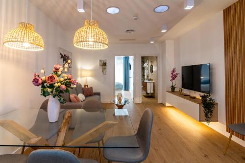 a living room with a glass table and a couch at MQ Suites Veronica in Valdepeñas