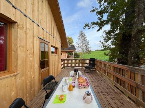 CHARMES en CHALET في Charmes-lès-Langres: طاولة على سطح كابينة