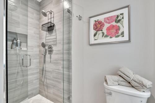 een badkamer met een douchecabine en een toilet bij Condo Right off Las Olas - Steps to FTL Beach 2A in Fort Lauderdale