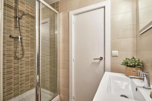 y baño con ducha y lavamanos. en BBarcelona Encants Flat, en Barcelona