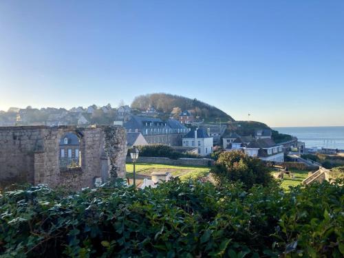 une vue d'une ville avec l'océan en arrière-plan dans l'établissement Les Penates, à Veules-les-Roses