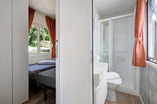 普雷多雷的住宿－Camping Eurovil，一间带卫生间和水槽的小浴室