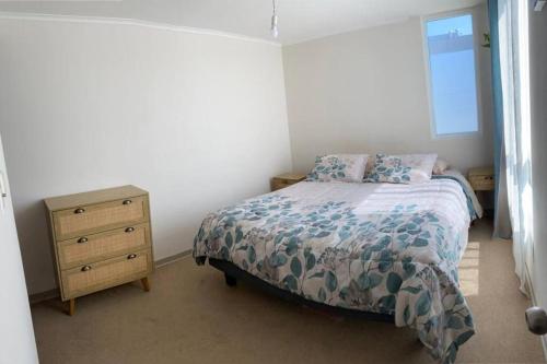 1 dormitorio con 1 cama, vestidor y ventana en Apartamento en La Serena, Puertas del mar, en La Serena