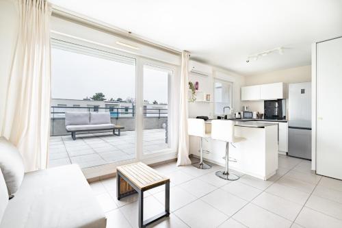 une cuisine et un salon avec vue sur l'océan dans l'établissement Appartement T2 neuf - Grande Terrasse de 25m2, à Saint-Priest