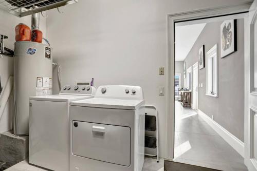 フォート・ローダーデールにある3BR Waterfront Villa with Heated Pool and Spaの白いキッチン(コンロ、冷蔵庫付)