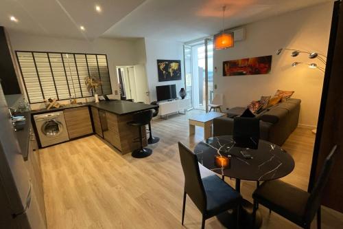 un salon avec un canapé et une table dans l'établissement WE CANNES ! Résidence Gallia apartment premium two bedroom, à Cannes