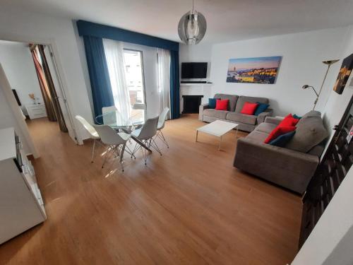 2 bedroom apartment with pool and barbecue