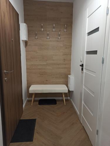 a small bathroom with a bench in the hallway at Apartament Czartoryskich House z miejscem postojowym in Puławy