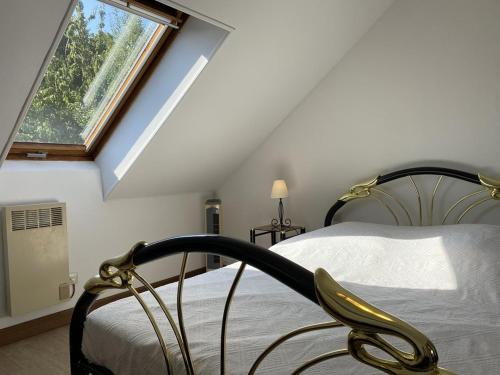 une chambre avec un lit et une fenêtre dans l'établissement 950 - Charmante maison de famille située à La Bouillie, à La Bouillie