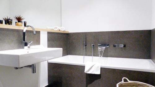 Un baño de Pool und Sauna mit Meerblick, direkt an der Seebrücke - FIRST Sellin FeWo 3 8