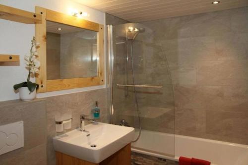 uma casa de banho com um lavatório e um chuveiro em Guggerzytch - "EIGER" - neue Ferienwohnung 2-4 Pers em Grindelwald