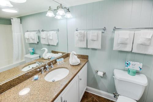 un baño con lavabo e inodoro en Vacation Time Oceanfront Deluxe Queen Room 4th Flr, en Pawleys Island