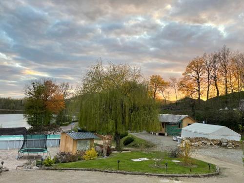 une vue aérienne sur un parc avec un arbre et des bâtiments dans l'établissement CHARMES en CHALET, à Charmes-lès-Langres