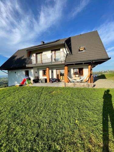 ein Schatten einer Person, die vor einem Haus steht in der Unterkunft Tarasówka u Zająca in Ząb