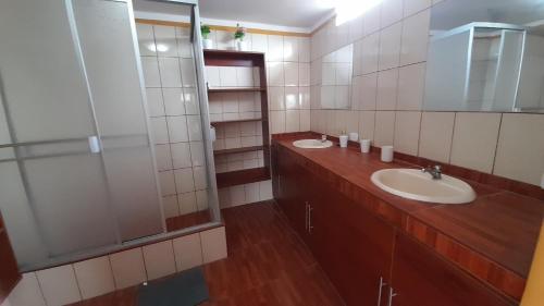 ein Badezimmer mit 2 Waschbecken und einem Spiegel in der Unterkunft hospedaje sol y mar in Pisco