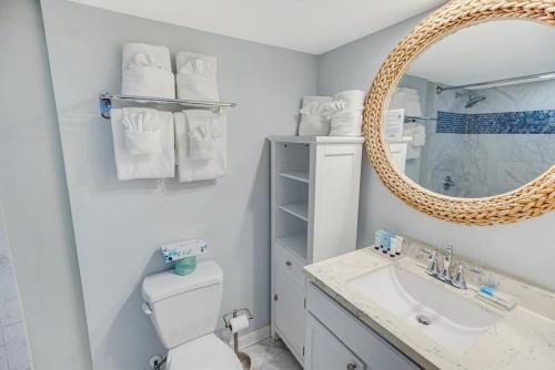 Vannituba majutusasutuses Gorgeous Oceanfront 2 Bedroom Villa