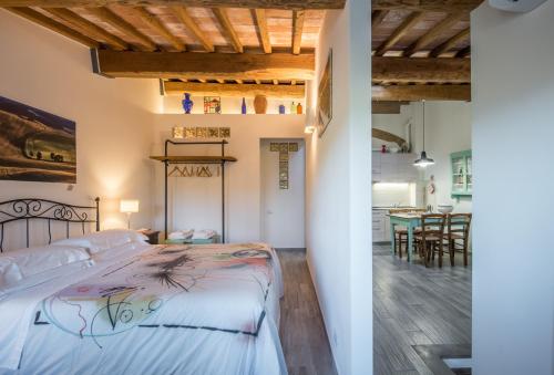 1 dormitorio con 1 cama y comedor en Lo Ziro - Agriturismo La Roverella, en Monteroni dʼArbia