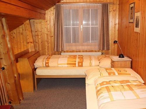 1 Schlafzimmer mit 2 Betten und einem Fenster in einem Zimmer in der Unterkunft Ferienwohnung Steinideen in Meiringen