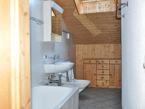 a bathroom with a sink and a toilet at Chalet Huber 6-Bettwohnung in Meiringen